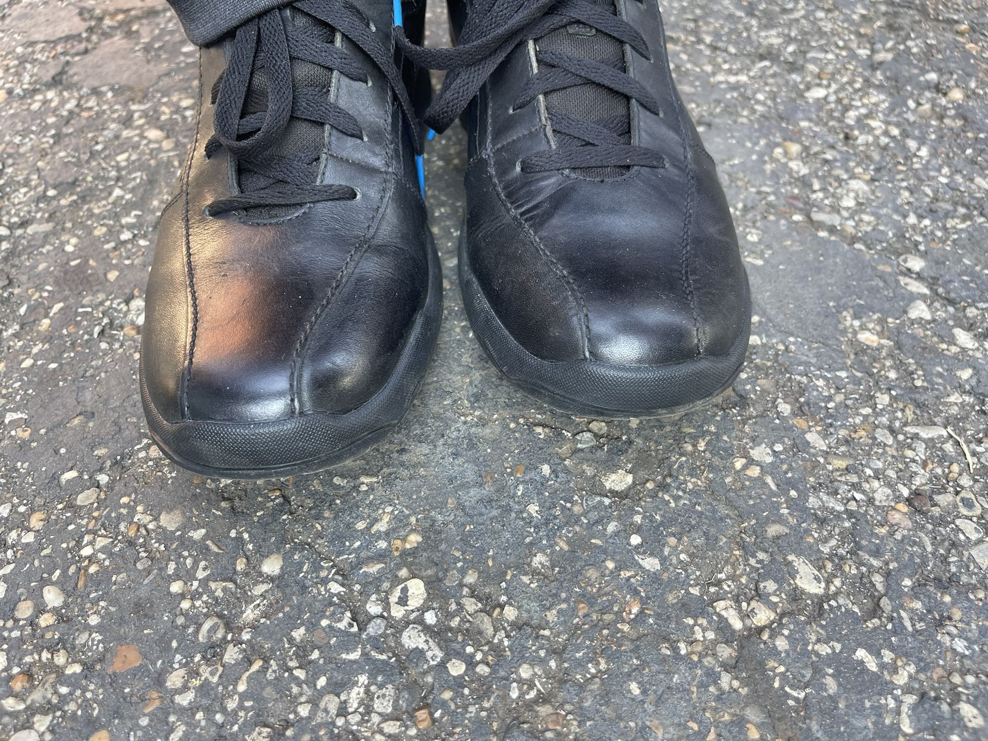 Man’s black leather, low-cut Timberland shoe