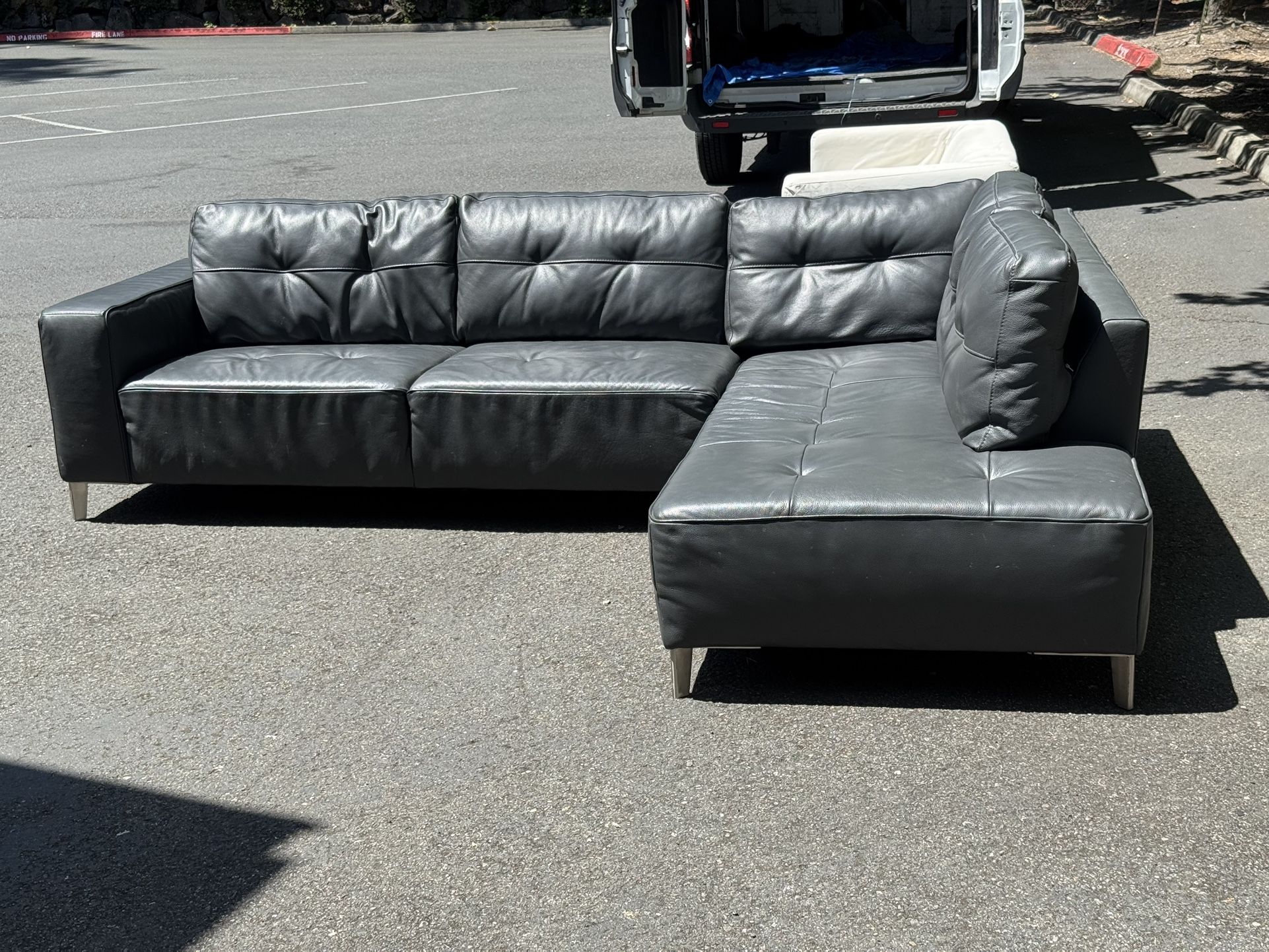 Natuzzi Leather Sectional – Modern & Luxurious – Delivery Included