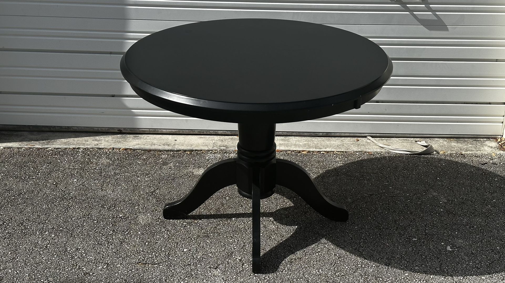 ROUND DINING / KITCHEN TABLE IN EXCELLENT CONDITION - delivery is negotiable
