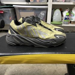 adidas Yeezy Boost 700 MNVN size 9.5