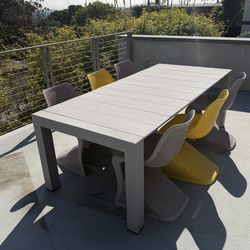 Outdoor dinning table and chairs