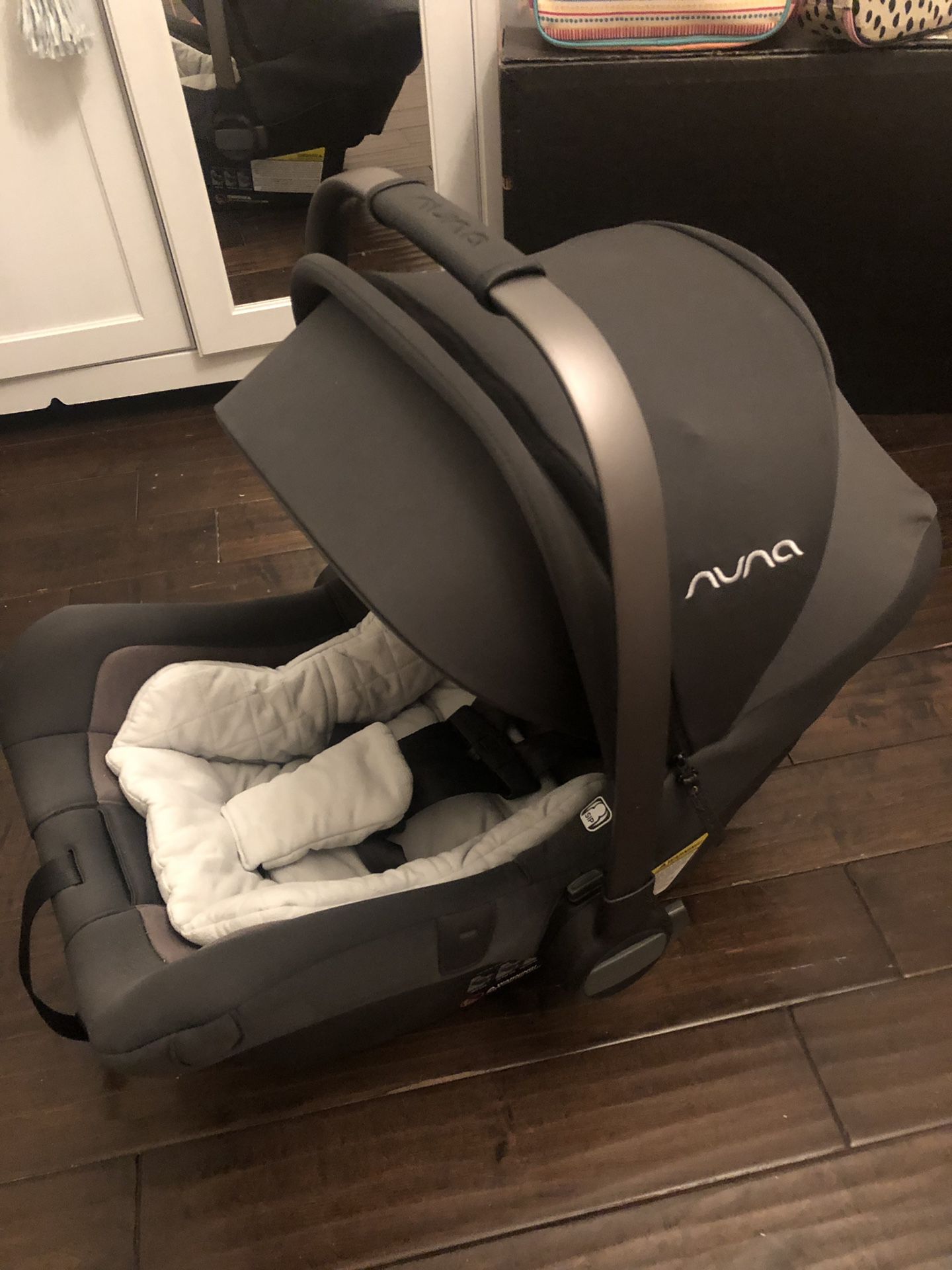 Nuna Pipa Lite Carseat with Extra Insert and Base- In Great Condition