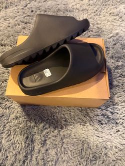 YEEZY SLIDES BEST PRICES & QUALITY SCANNABLE AS AUTHENTIC✅