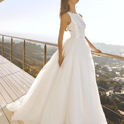 Beautiful Pronovias Wedding Dress On Sale