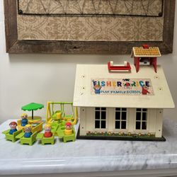Vintage 1971 Fisher Price SchoolHouse Little People Play Family School #923