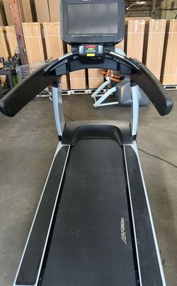 LIFE FITNESS 95T DISCOVER SE TREADMILLS WITH NEW RUNNING BELTS!! IN STOCK NOW!