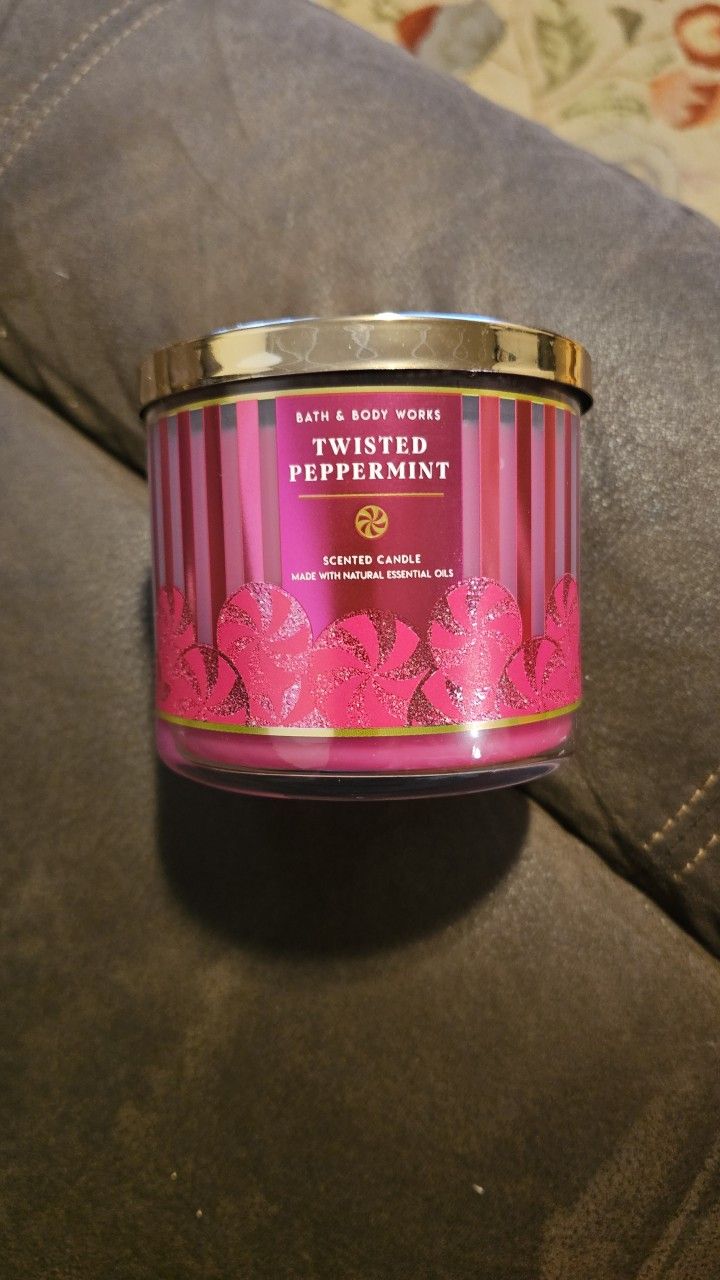 Bath and bodyworks twisted peppermint candle