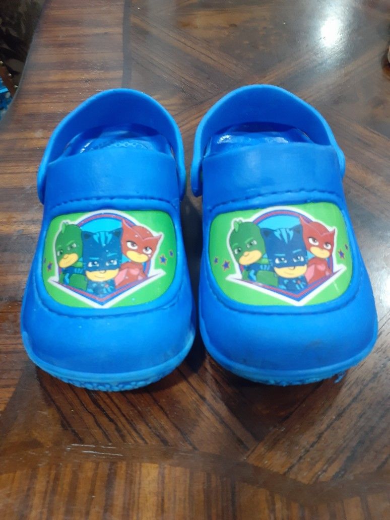 EN VENTA ZAPATOS PARA NIÑO Y NIÑA SEMINUEVOS CADA PAR X $6 SE LEVANTA EN PALMVIEW
