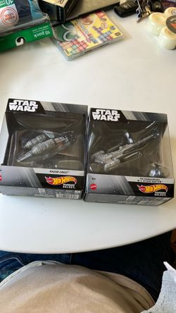 2  Star Wars hot wheels ships