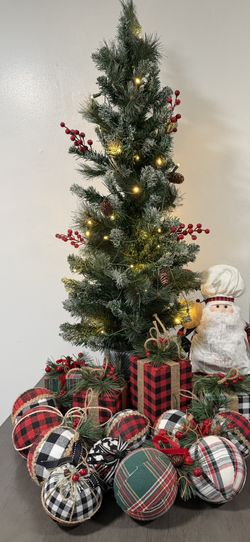 Christmas Tree With Lights And Ornaments