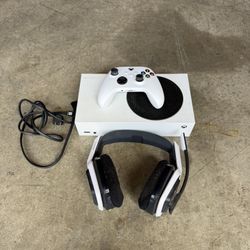 X Box One S 500 MB With Controller And Headset 
