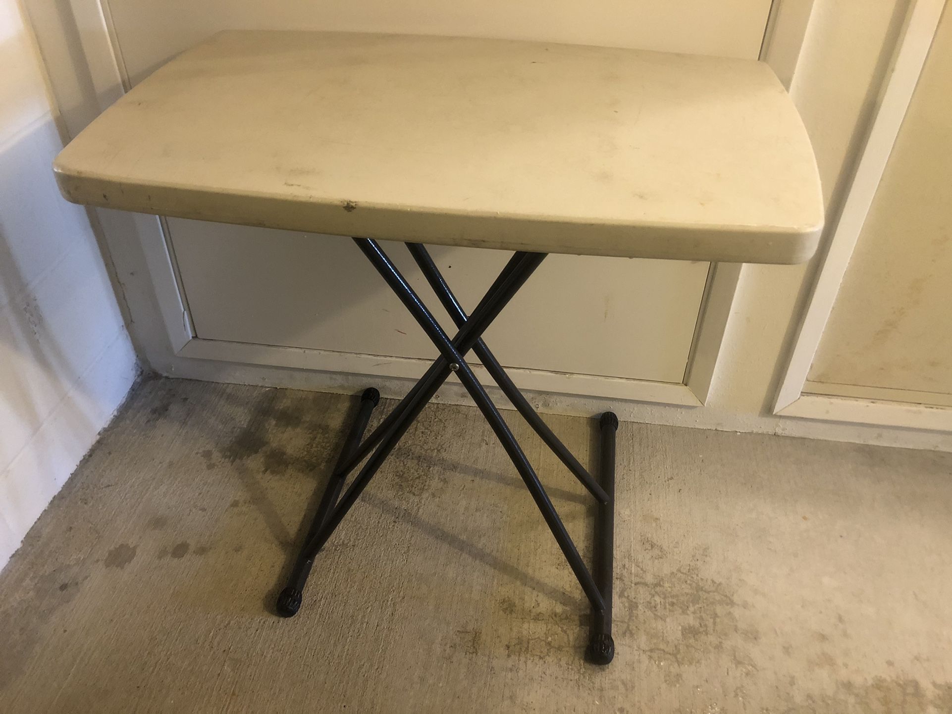 Foldable/portable table