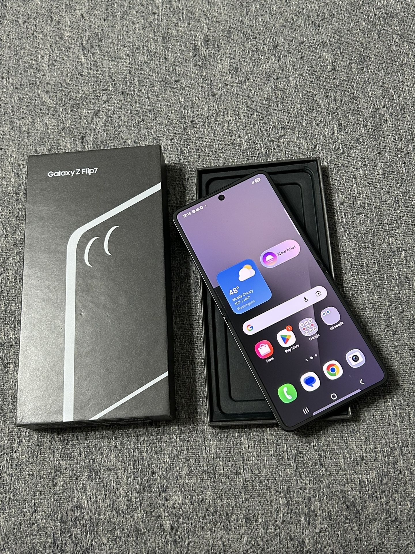 Samsung Galaxy Z Flip 7 256GB AT&T, Cricket 