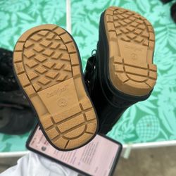 Cat And Jack Snow Boots Size 5 Kids 