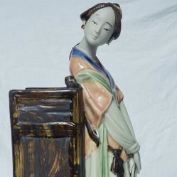 Vintage 1980s CHINESE PORCELAIN SHIWAN GIRL AGAINST THE SCREEN STATUE