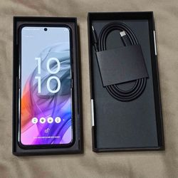 2024 Motorola RAZR 256gb Unlocked Can use with  any carrier. Tmobile Att Verizon cricket mint any