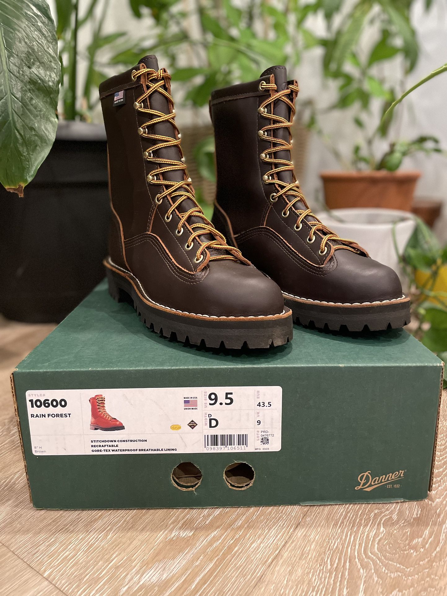 NEW IN BOX Danner rain Forest Boot 8” Brown