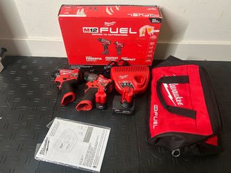 Milwaukee M12 FUEL 12-Volt Lithium-lon Brushless Cordless Hammer Drill and Impact Driver Combo Kit w/2 Batteries and Bag (2-Tool)
