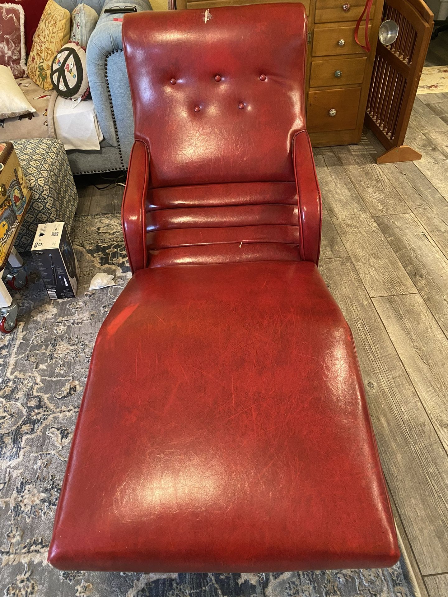 Vintage Retro Red Chaise Lounge