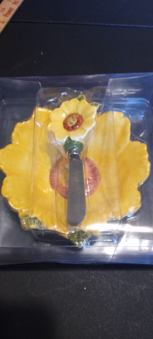 Bright And Beautiful Boston International Sunflower Dish And Matching Spreader