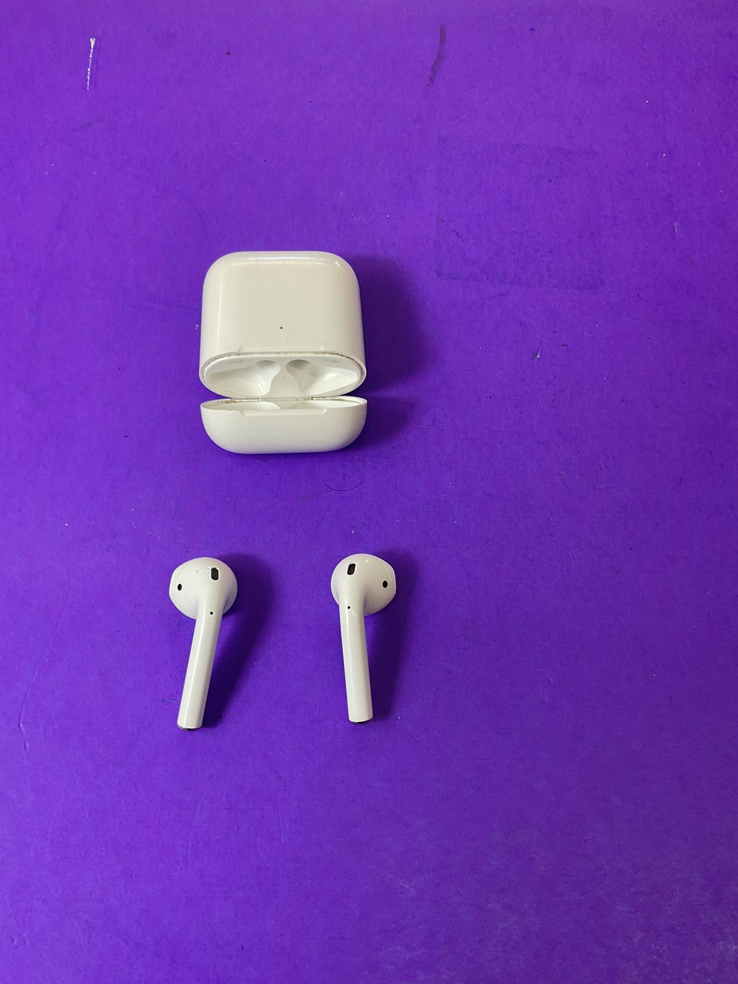 Apple AirPods 1st Gen – Original Wireless Bluetooth Earbuds
