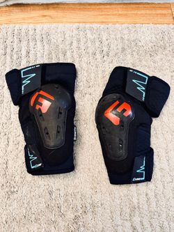 Small G Form Knee Guards - Crack on Left