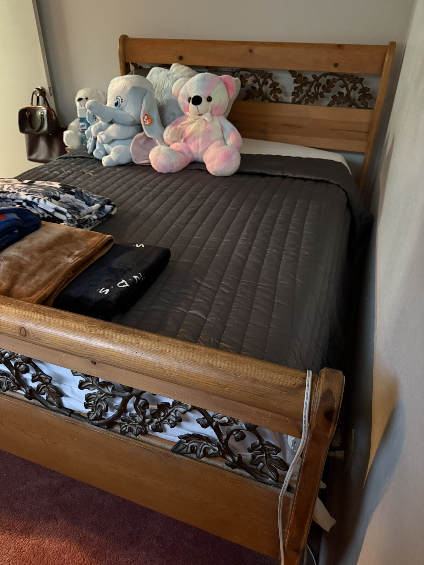 Queen Bed With Mattress And Night Stands Must Go!