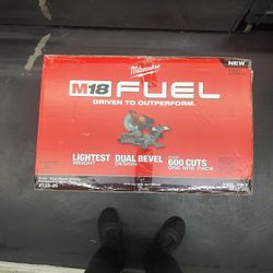 MILWAUKEE MITER SAW