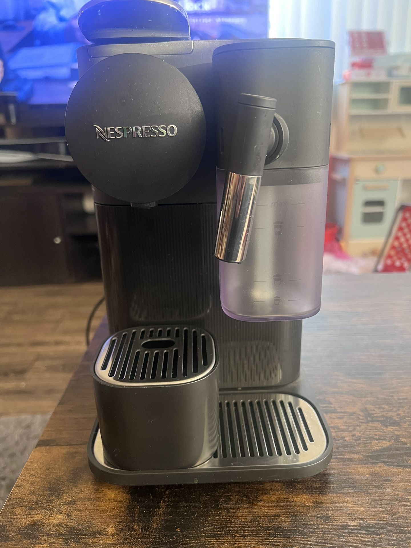 Nespresso Delonghi Lattissima One Coffee & Espresso Maker