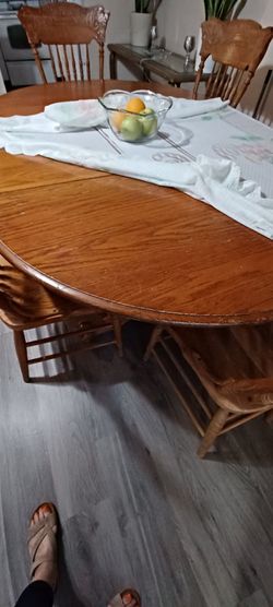 Table with 6 chairs and leaf