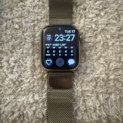 Apple Watch Series 7 (GPS + Cellular, 41mm) Gold Stainless Steel Case with Gold Milanese Loop