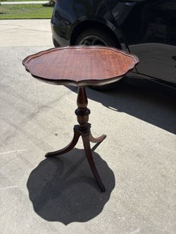 Mersman Mid Century Mahogany Scalloped Fluted Pie Crust Pedestal Stand Table. Small chip as shown. 26”h X 21”