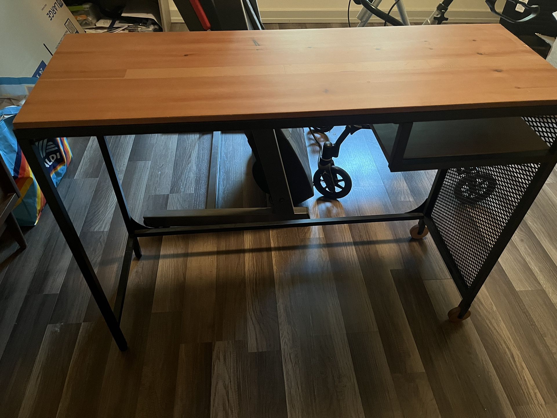 Desk that is light and has wheels