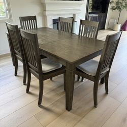 Very Nice Kitchen Table with 6 Chairs