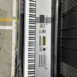 Motif Classic 8 Good As New w/hard case Included