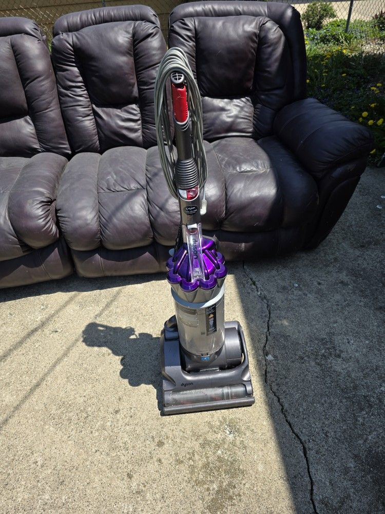 Dyson DC33 Vacuum Works Perfectly