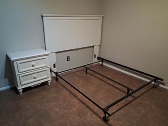 Queen Size Broyhill Bedroom Set