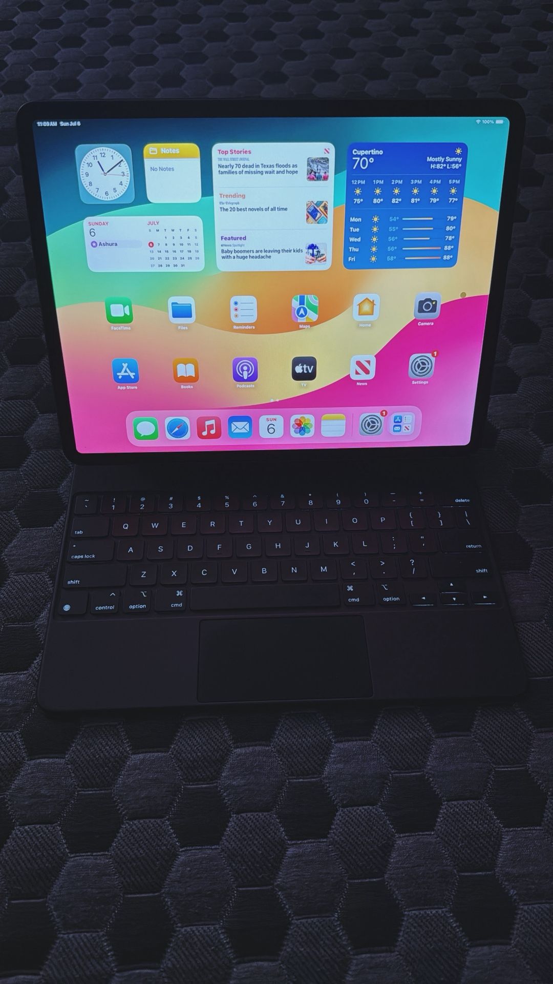 iPad Pro 12.9” 4th Generation 256GB WiFi Only With Magic Keyboard