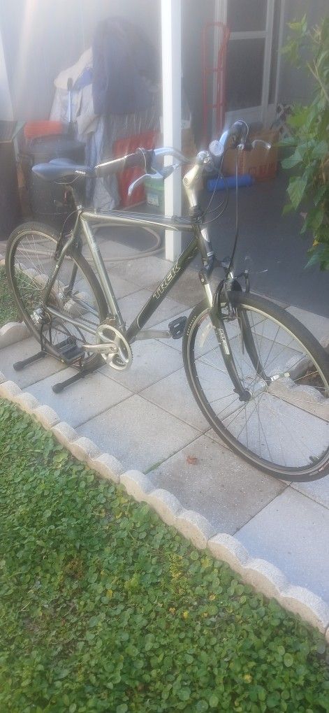 Trek 7200 Black & Grey Bike