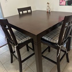 Dining table for Sale