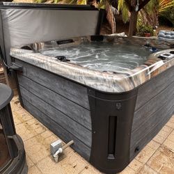 Hot Tub & Jacuzzi