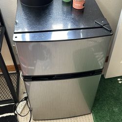 Insignia Mini Fridge 