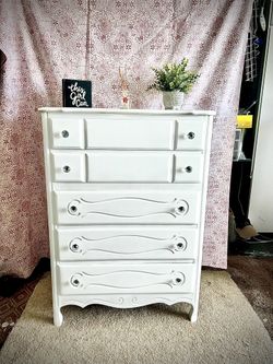 Refinished Solid Wood 5 Drawer French Provincial Vintage Chest/ Dresser With New Hardware And Removeable Drawer Liners 32x18x44
