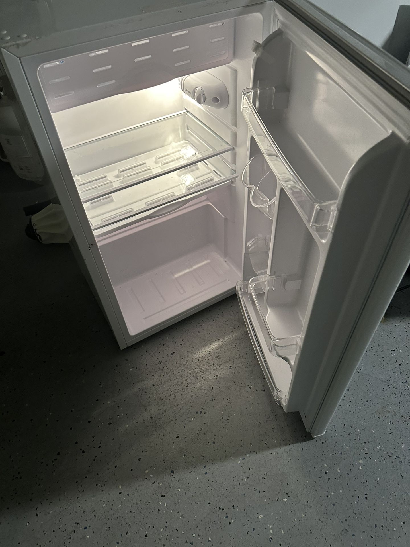 Magic Chef Refrigerator in White with Freezer