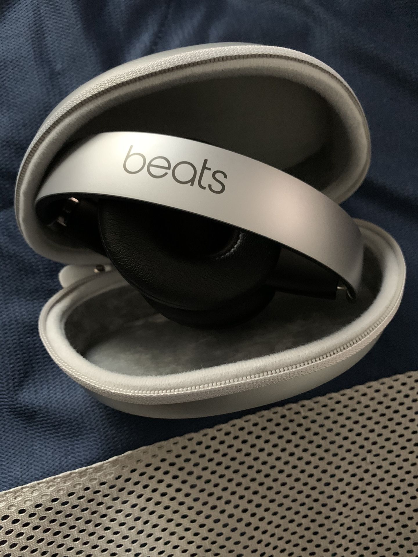 Beats Solo WIRELESS *NEW* Quick Silver* with case.