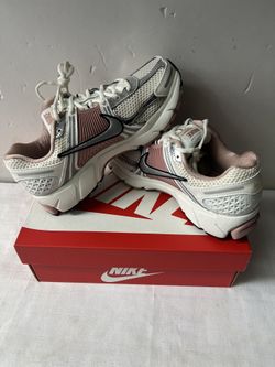 New Nike Zoom, Vomero Sneaker Size 7 ##4569