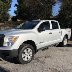 2017 Nissan Titan V8 Crew Cab 