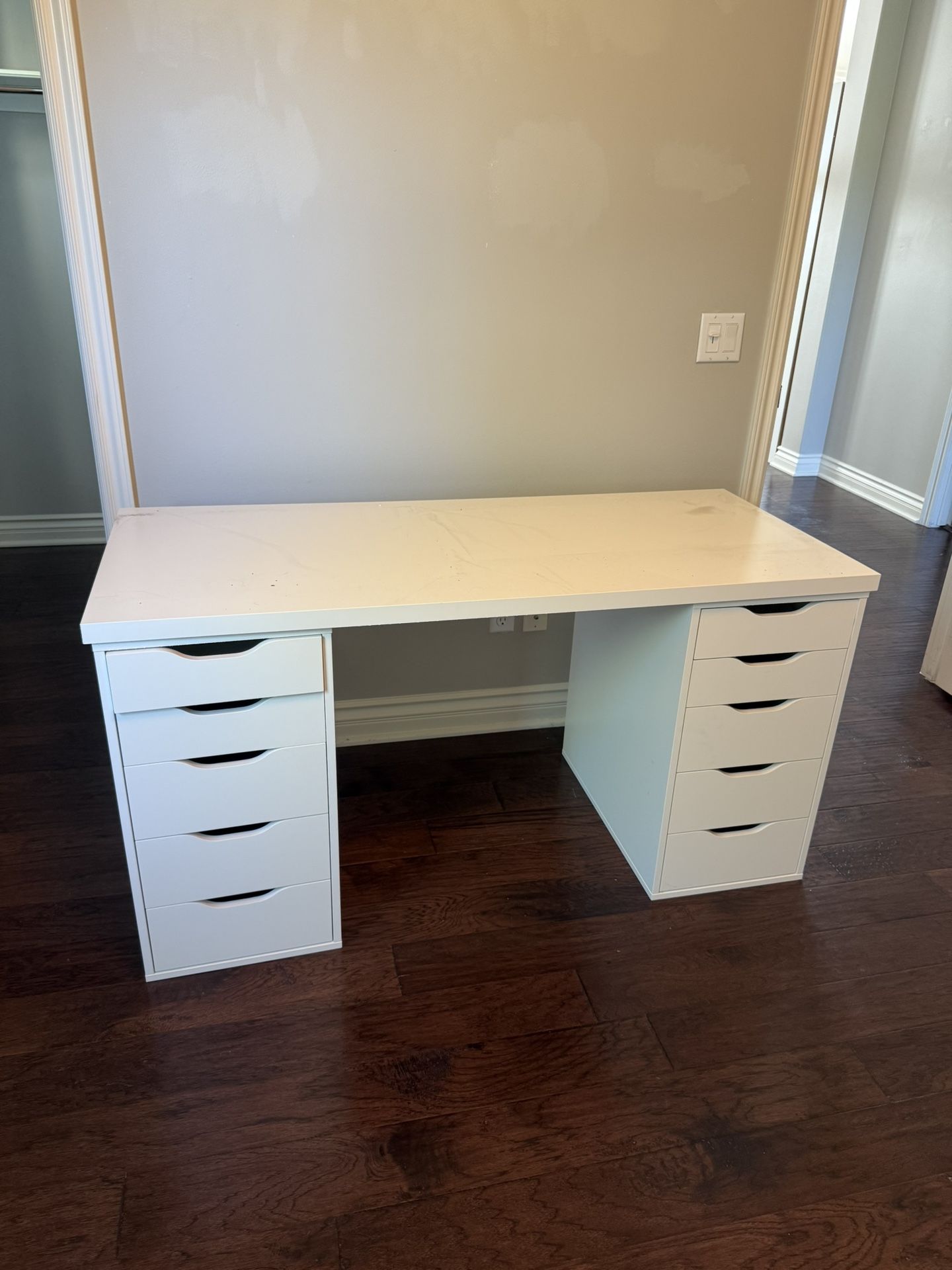 White desk with drawers