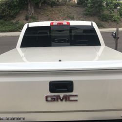 UNDERCOVER LUX ONE PIECE TONNEAU COVER GMC/CHEVY 5’8” Bed