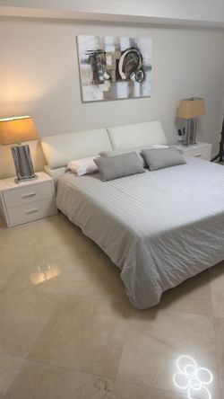 King size bed + 2 night stand